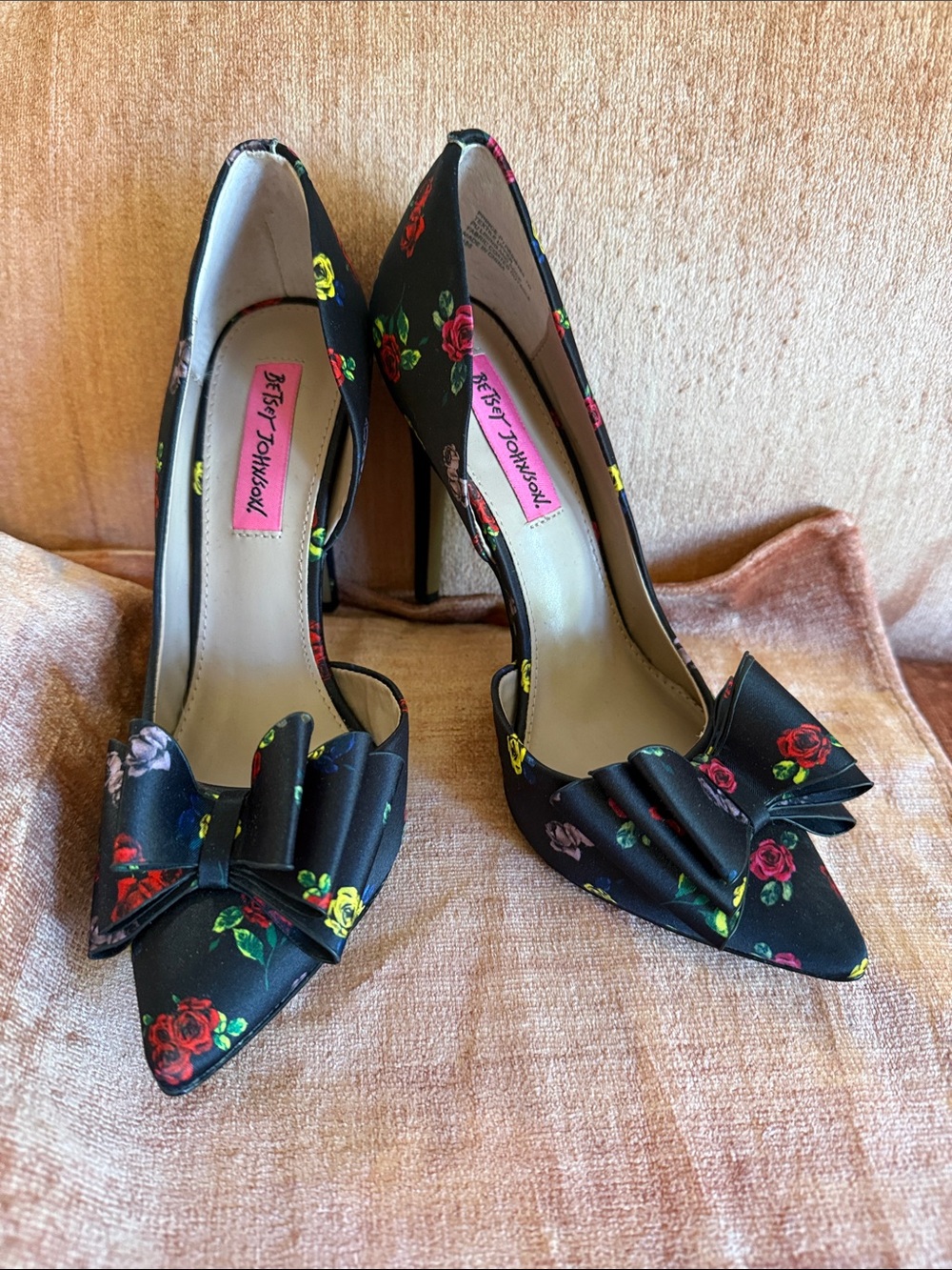 Betsey Johnson Black Floral Bow Pointed-Toe Heels